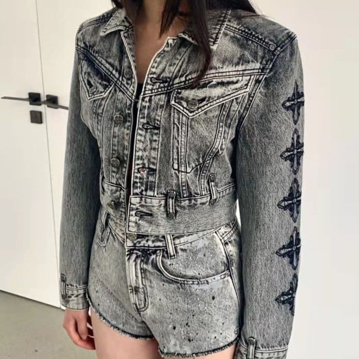 十字刺繍入りデニムショートジャケット×ショートパンツ 着回し抜群 ウォッシュ加工タイトフィットセットアップ（上下別売り）