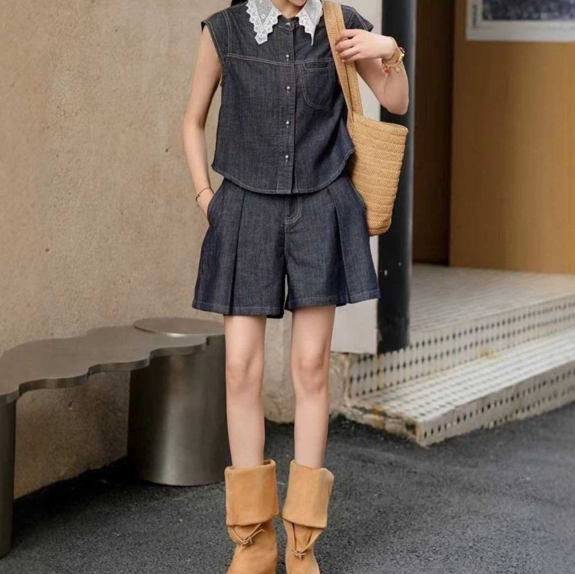 レース襟ノースリーブシャツ＆ショートパンツ 上品フェミニンな夏向けダークデニムセットアップ