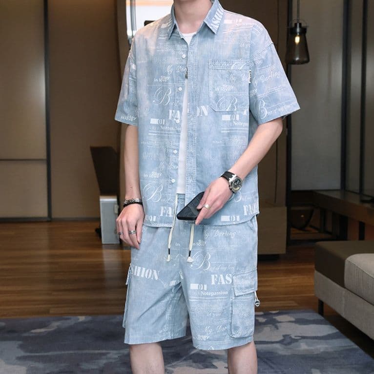 文字柄入りデニム半袖シャツ&ショートパンツ メンズ向け 夏の爽やかセットアップ(上下別売り)