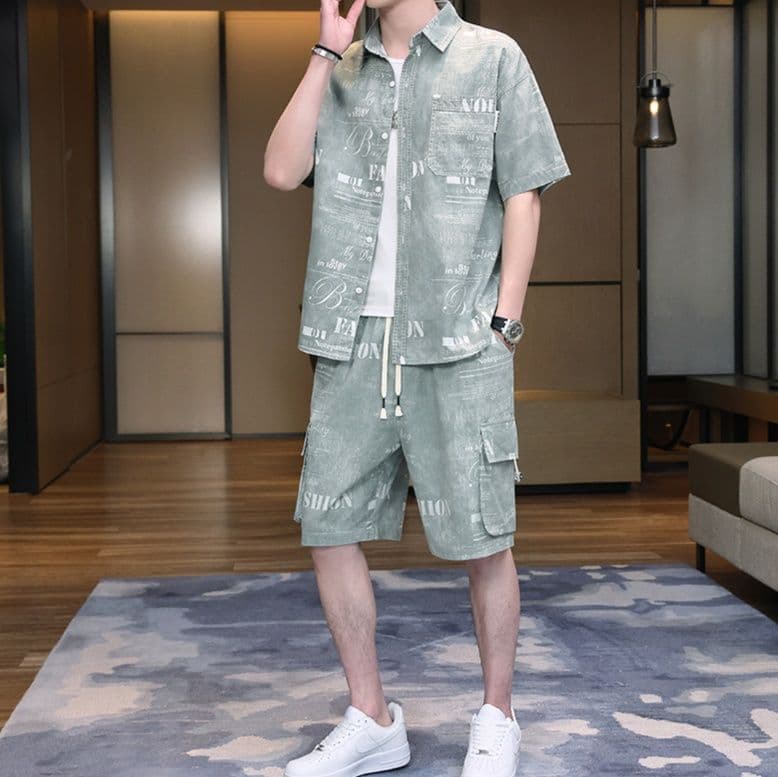 文字柄入りデニム半袖シャツ&ショートパンツ メンズ向け 夏の爽やかセットアップ(上下別売り)