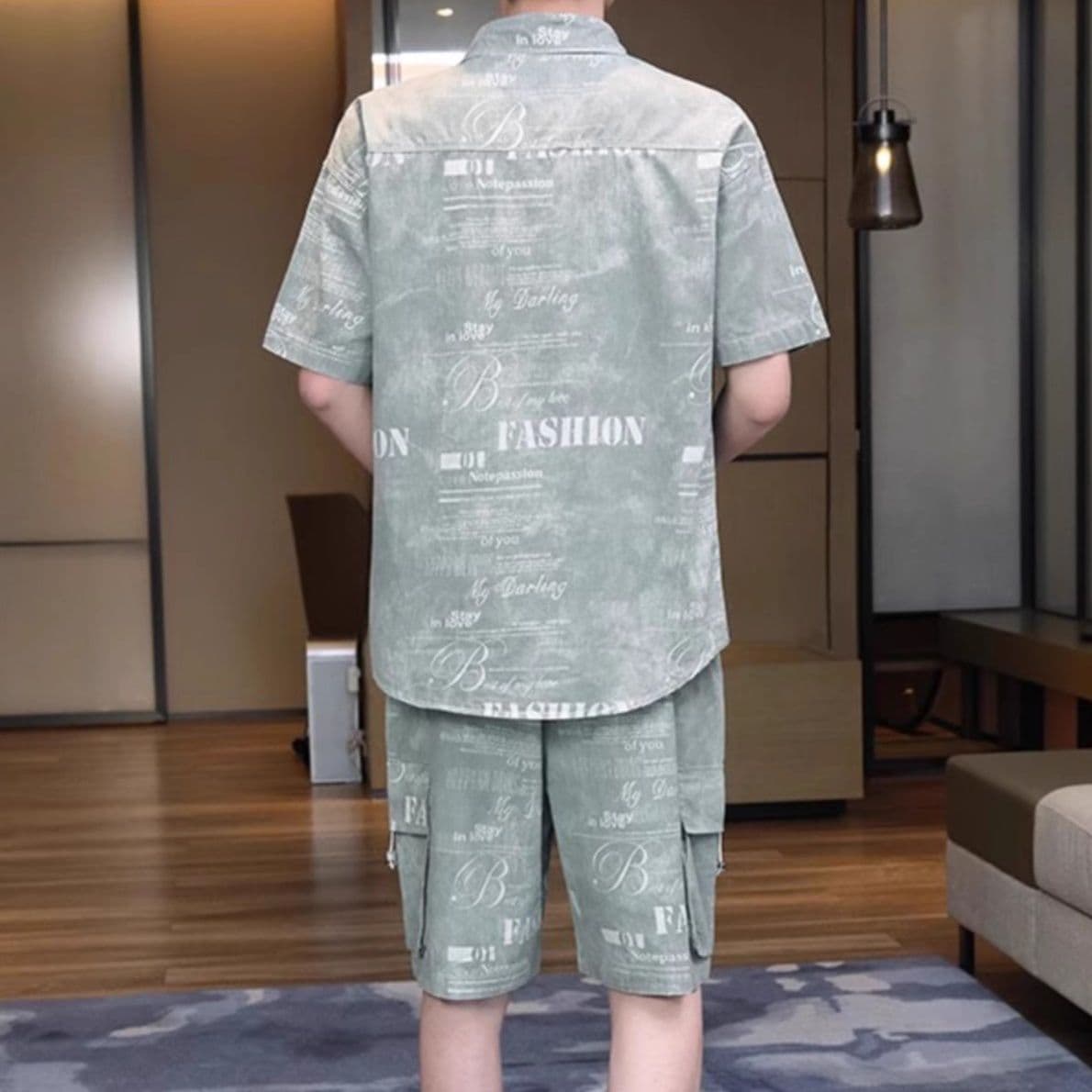 文字柄入りデニム半袖シャツ&ショートパンツ メンズ向け 夏の爽やかセットアップ(上下別売り)