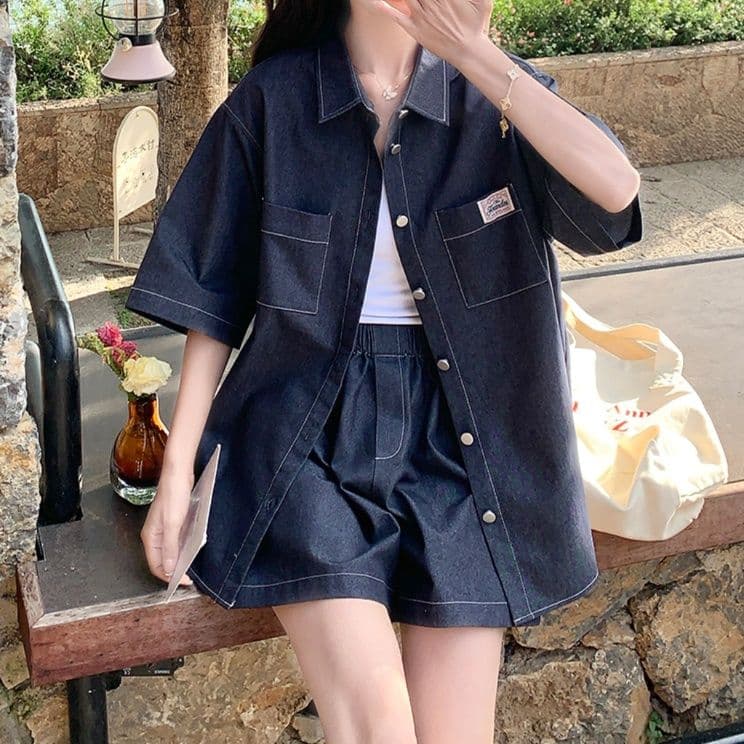 デニムセットアップ ゆったり半袖シャツとショートパンツ