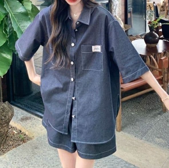 デニムセットアップ ゆったり半袖シャツとショートパンツ