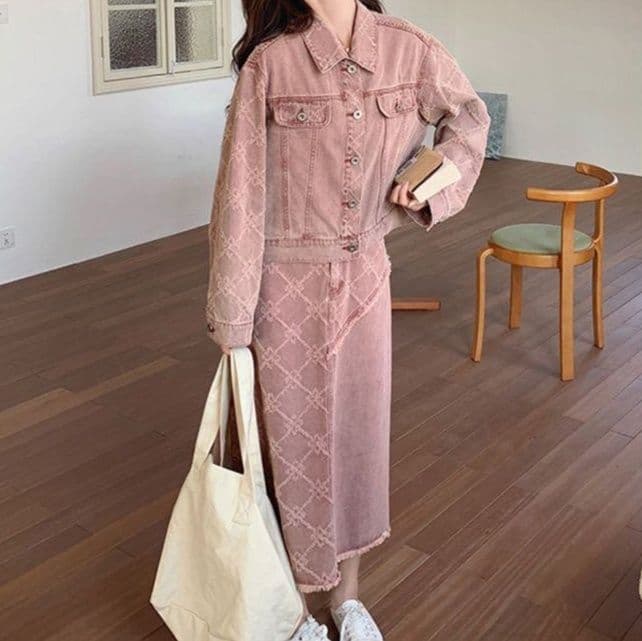 織り柄入りゆったりジャケット&ほつれ加工Aラインミディスカート 華やか上品ピンクデニムセットアップ