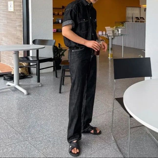 半袖デニムシャツ×ストレートパンツ メンズ向け 上質クラシカルブラックデニムセットアップ